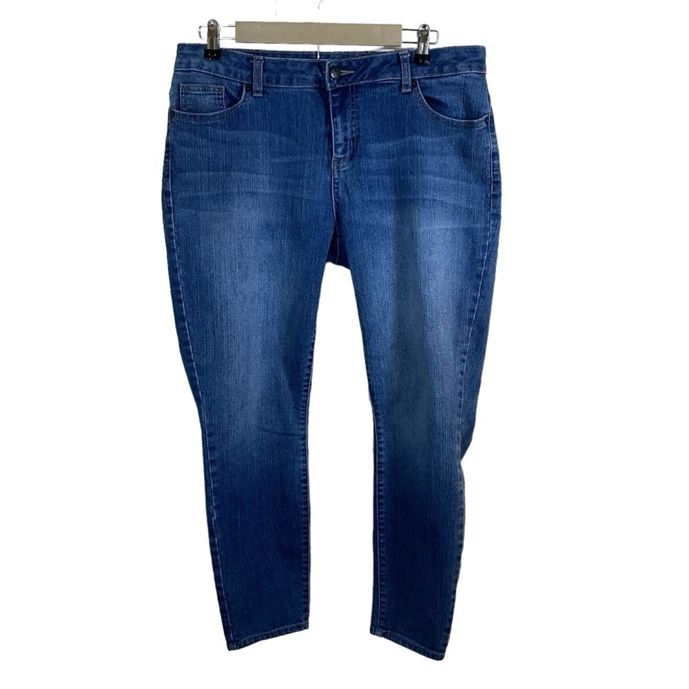 W62 Signature Fit Women’s Denim Distressed Ankle Jeans.  Size 12